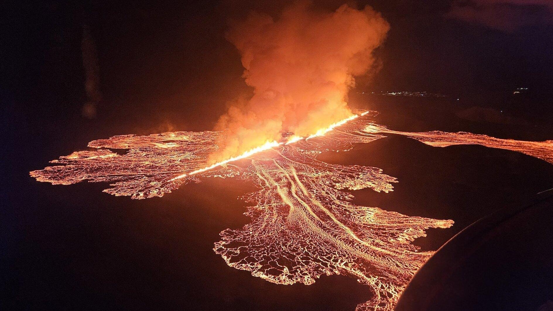 冰岛村庄在新的火山爆发后撤离