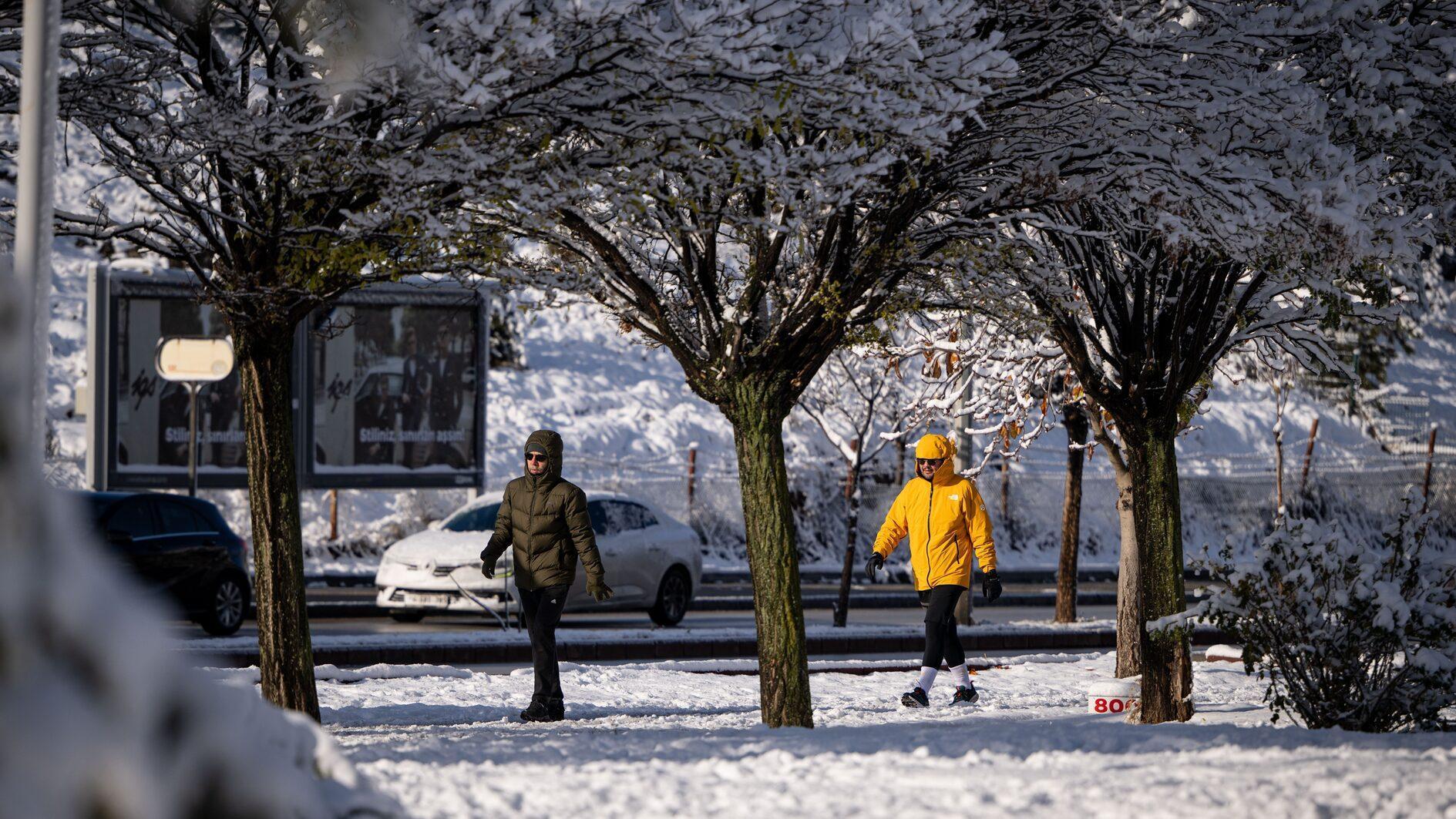 几个城市迎来了这个季节的第一场降雪